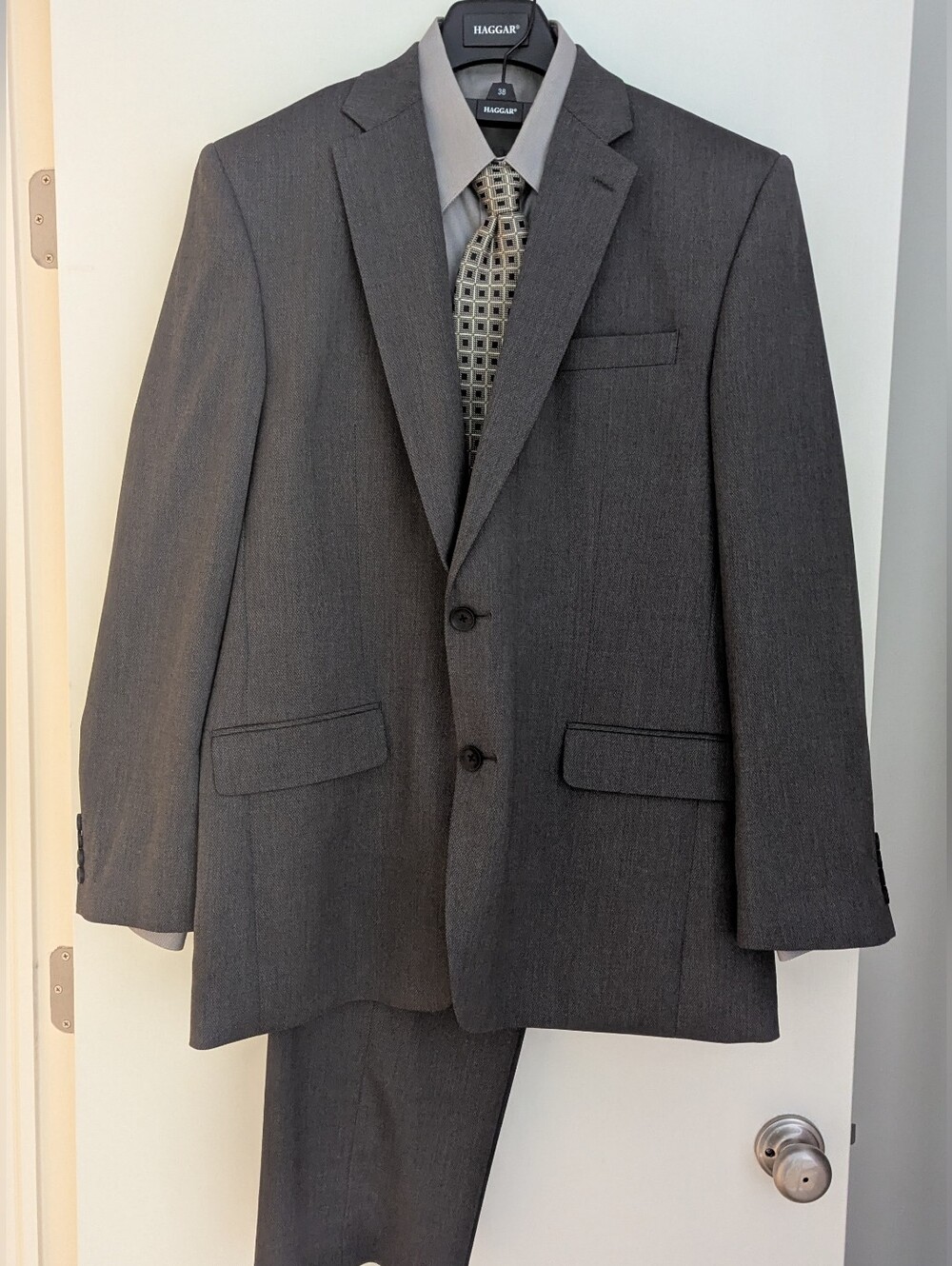 Haggar Men's Dark Charcoal Gray Two-Button Suit Set (Size 38)